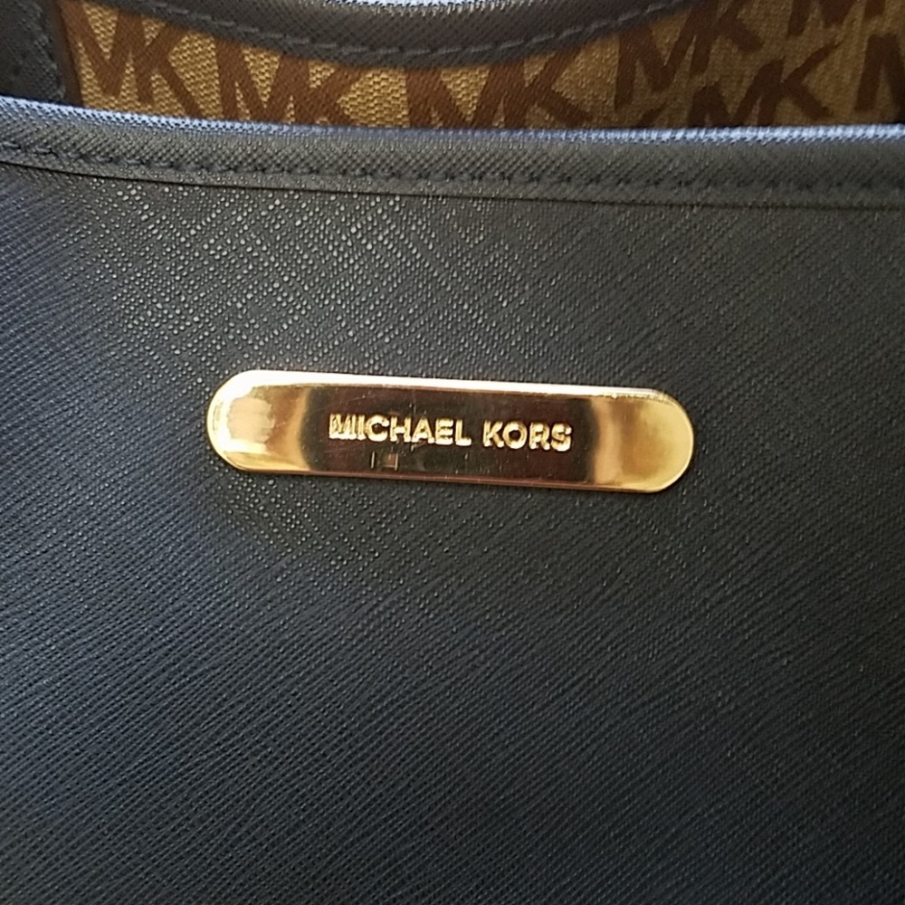 Michael Kors tote. It is Reversal with wrist let - Picture 4 of 7